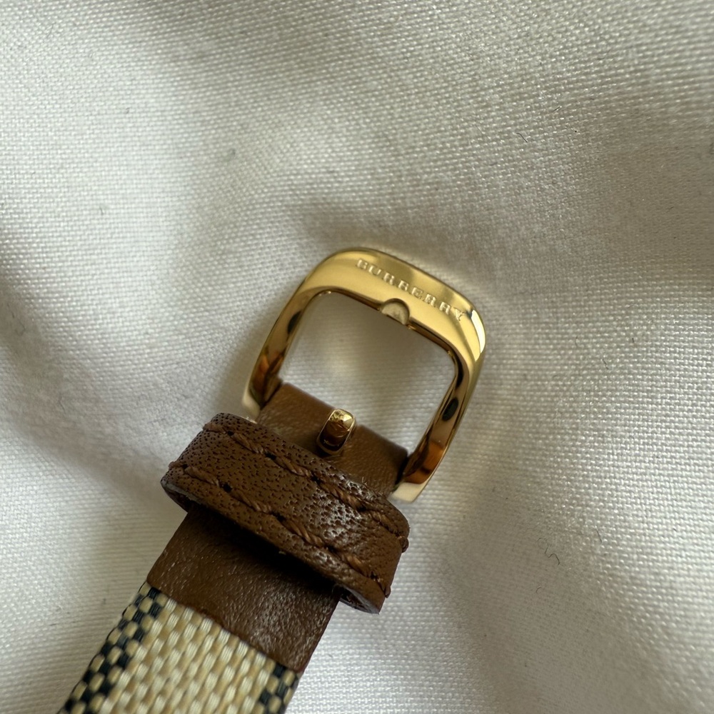 Burberry Gold and Brown Watch with Iconic Design - Picture 4 of 5